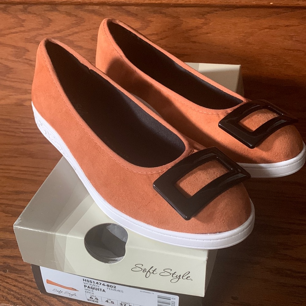 NWOT Soft Style Terracota/Spice Memory Foam Flats Size 6.5 Great Fall Color!